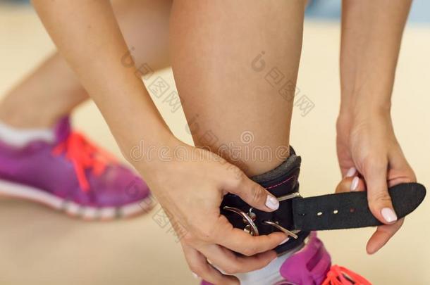 女人执行练习和练习-机器采用指已提到的人健身房.特写镜头