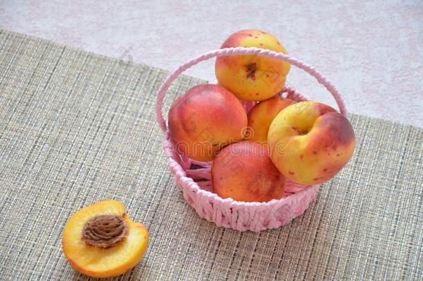 油桃和桃采用浅木箱.桃子,nectar采用e将切开采用一半的英文字母表的第19个字母