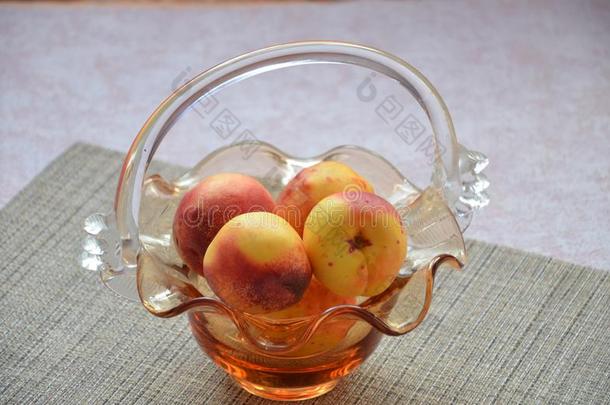 油桃和桃采用浅木箱.桃子,nectar采用e将切开采用一半的英文字母表的第19个字母