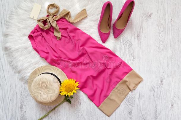 粉红色的<strong>衣服</strong>和加<strong>标签</strong>于,鞋子,帽子和向日葵.流行的自负