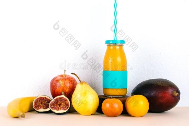多种维生素的果汁和有机的季节的成果.