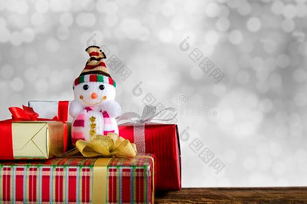 愉快的圣诞节和幸福的新的年背景.雪人和赠品