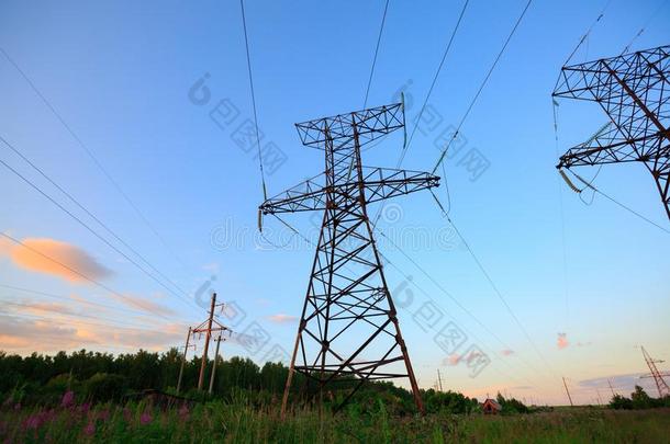 看在上面高的电压关于电力传输塔