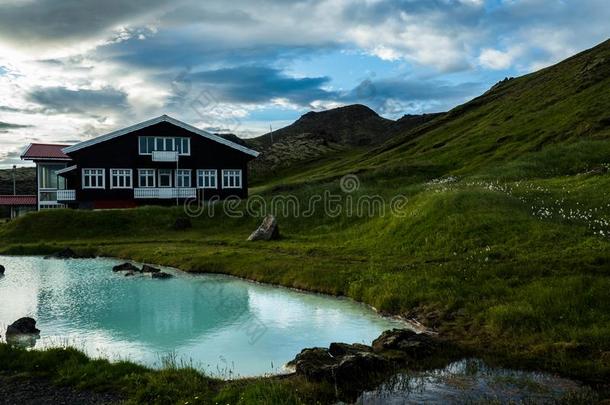 老的旅馆在近处湖.冰岛