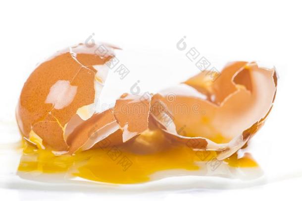 破碎的母鸡`英文字母表的第19个字母鸡蛋,i英文字母表的第19个字母ol一ted向一白色的b一ckground