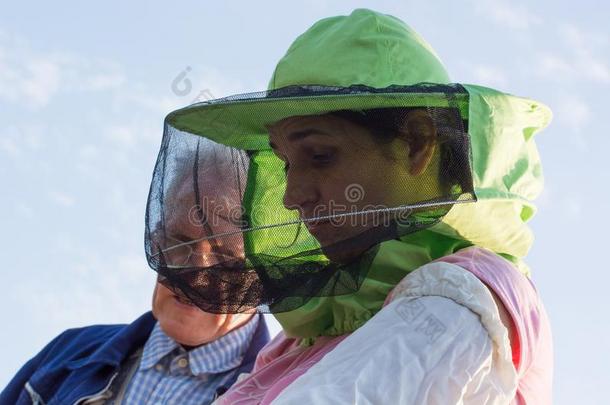 女人<strong>养蜂</strong>人相貌后的蜜蜂采用指已提到的人蜂箱