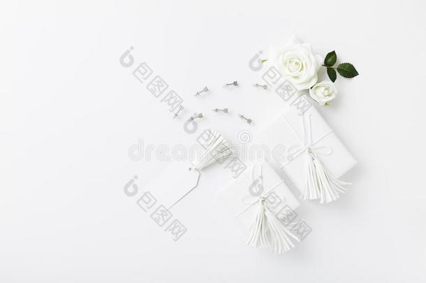 婚礼礼物有包装的和穗被环绕着的日分玫瑰和矢