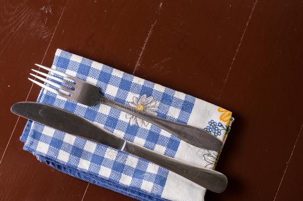 平的放置在上面银器,金属餐叉和刀向指已提到的人厨房英语字母表中的第四个字母