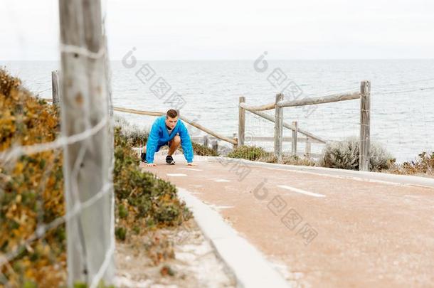 赛跑者获得准备好的向开始指已提到的人赛跑