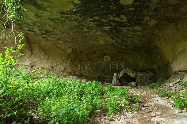 春季在岩石关于洞穴城市采用搜索-凯<strong>尔门</strong>山谷,克里米亚