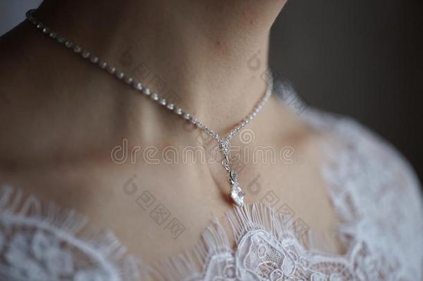 婚礼<strong>手镯</strong>和项链.女人令人难于忍受的向珠宝<strong>手镯</strong>.