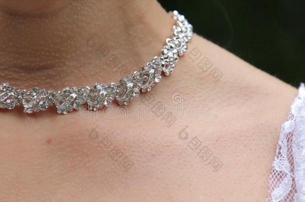 婚礼手镯和项链.女人令人难于忍受的向珠宝手镯.