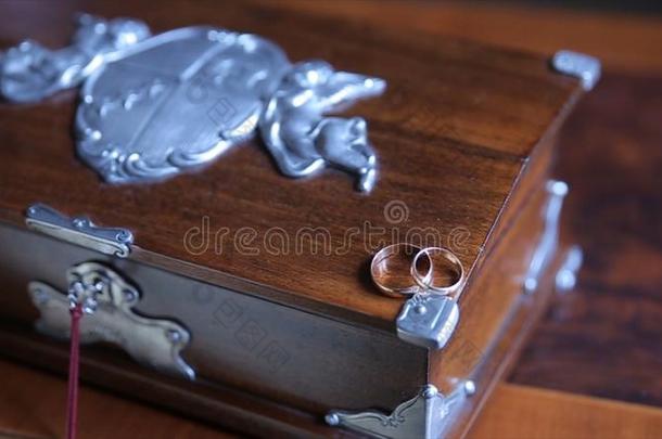 婚礼戒指和玫瑰.珠宝和戒指向木制的盒
