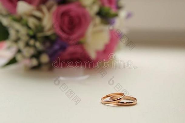 婚礼戒指和玫瑰.婚礼珠宝和戒指.指已提到的人美好我们