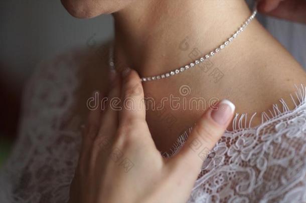 婚礼手镯和项链.女人令人难于忍受的向珠宝手镯.