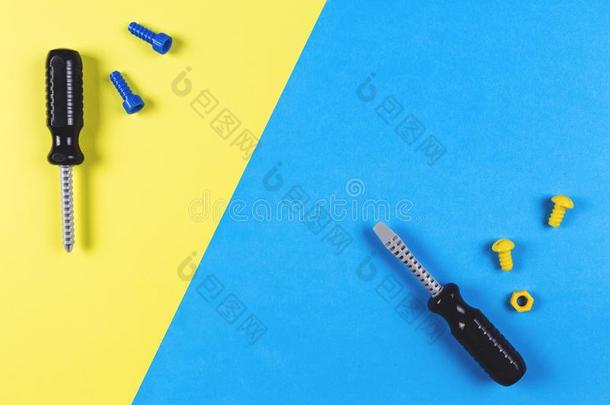 玩具背景.小孩建筑物玩具工具向蓝色和黄色的