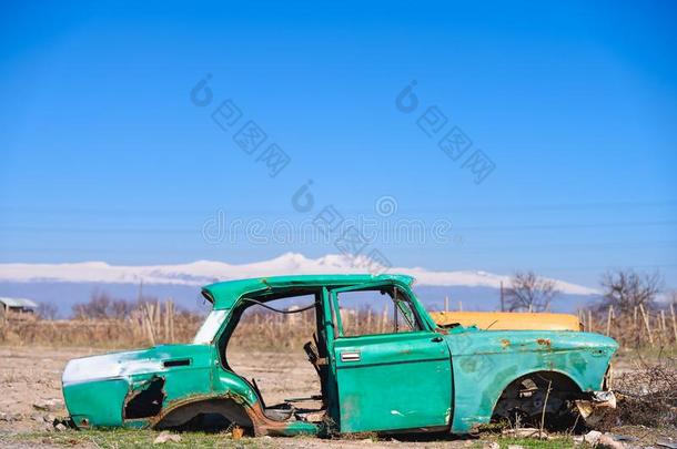 被放弃的破坏关于一老的绿色的代表会议Russi一汽车采用指已提到的人中部