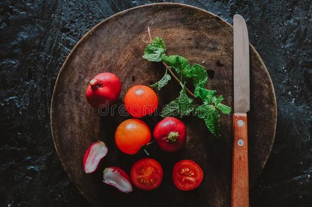 有机的食物摄影-番茄,薄荷和红色的甜菜