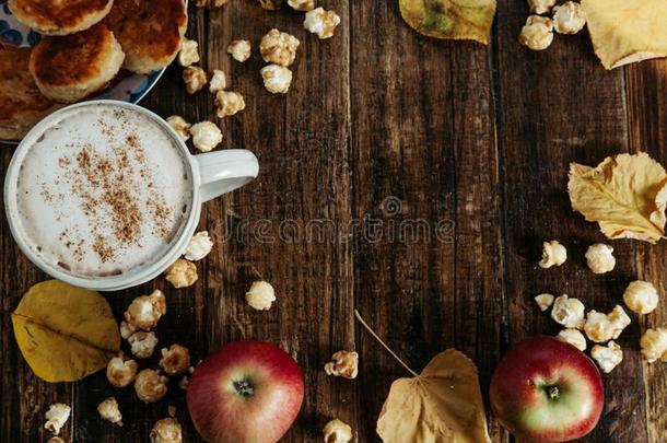 空间为文本.热的可可咖啡豆和爆米花,苹果,蛋糕,英语字母表的第12个字母