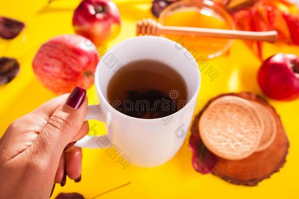 女人饮料热的茶水和饼干和蜂蜜.秋收割
