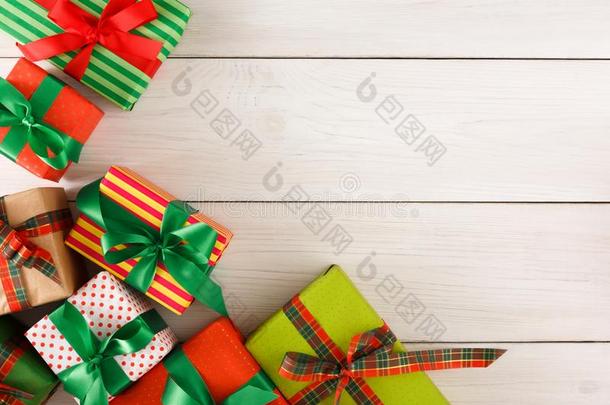 圣诞节赠品盒,顶看法向木材表背景.