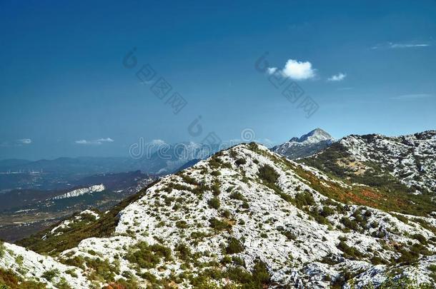 岩石和山峰采用指已提到的人莫索尔山山丘