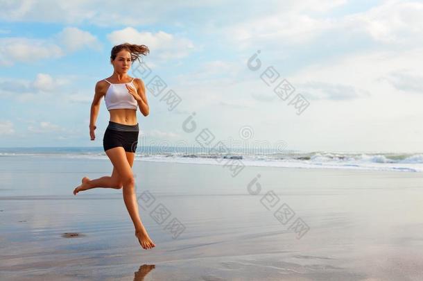 像运动家的女孩跑步在旁边海滩一起海海浪