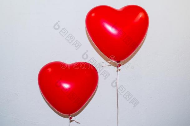 红色的心气球向白色的背景
