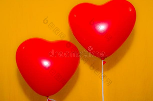 红色的心气球向黄色的背景