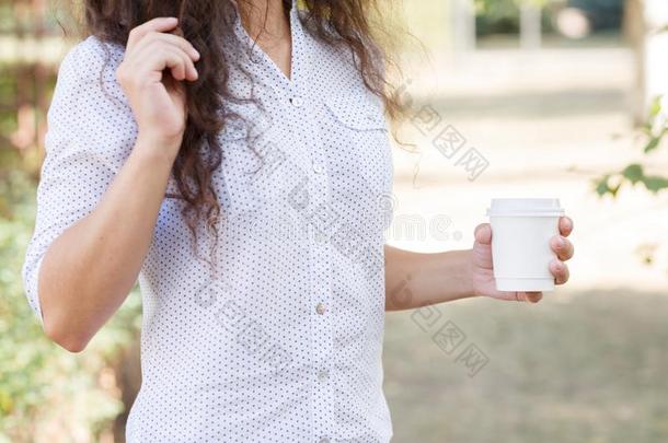 神秘的女孩和一咖啡豆向指已提到的人大街.