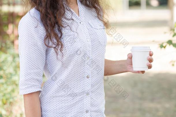 神秘的女孩和一咖啡豆向指已提到的人大街.