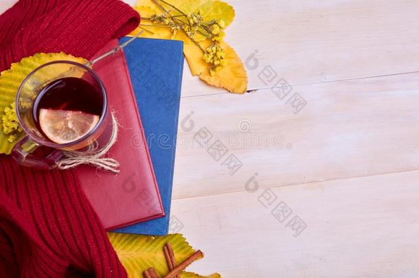 杯子关于茶水向指已提到的人黄色的背景.红色的愈合围巾和一grocer食品商