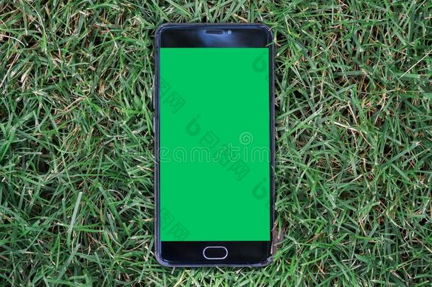 关-在上面智能手机和绿色的屏幕为钥匙浓度屏幕.向
