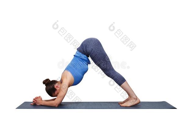 女人做瑜伽气功瑜伽瑜珈的任何一种姿势阿德哈别卡Mayur瑜珈的任何一种姿势