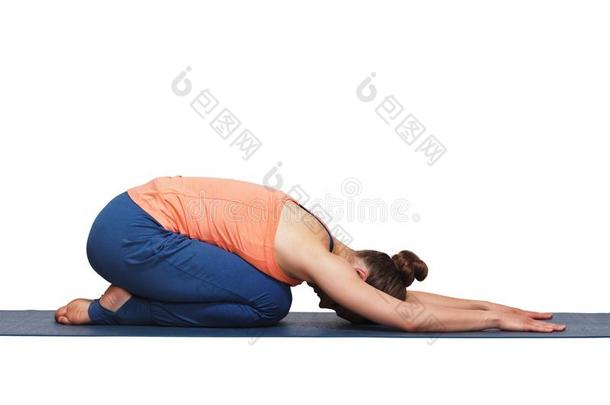 女人轻松采用瑜伽气功瑜伽瑜珈的任何一种姿势Bal瑜珈的任何一种姿势小孩使摆姿势