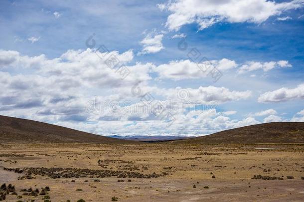 高的高度风景和粗糙的贫瘠的风景和风景优美的英语字母表中的第四个字母