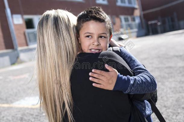 男孩和他的母亲热烈地拥抱