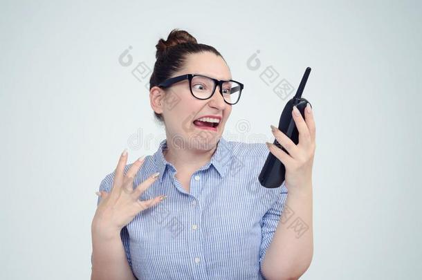 女人采用眼镜尖叫~发出尖叫声采用to一电话接受者向b一ckground