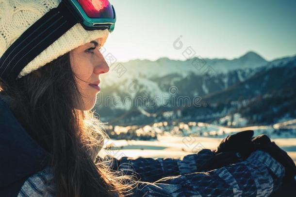 肖像关于<strong>雪山</strong>飞魂女孩向指已提到的人背景关于高的山