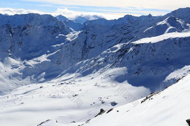 组关于人滑雪登山和山雪全景画采用