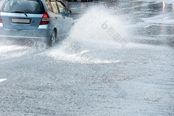 大的斑点关于雨水从汽车轮子在的时候重的雨