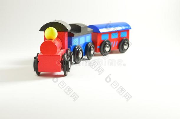 木制的玩具火车和富有色彩的集团隔离的向白色的后座