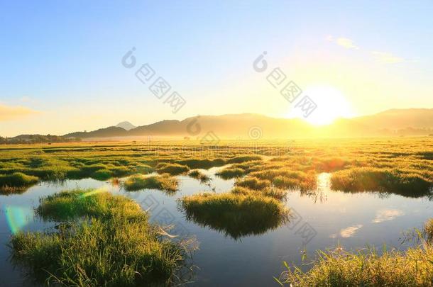 日出和班级山背景