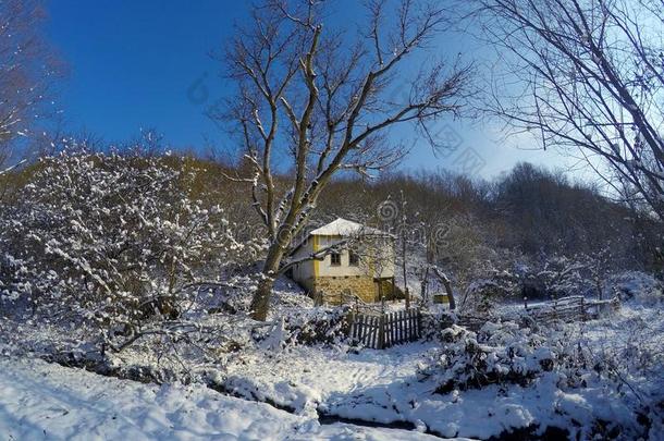 村民冬下雪的早晨