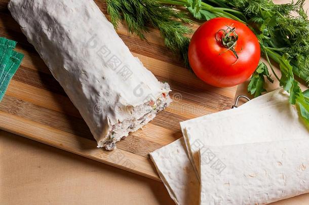 皮塔饼面包或亚美尼亚式面包有包装的和小屋奶酪或凝乳,奇克