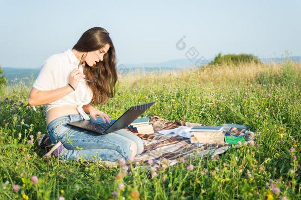 有魅力的女孩阅读某物向便携式电脑