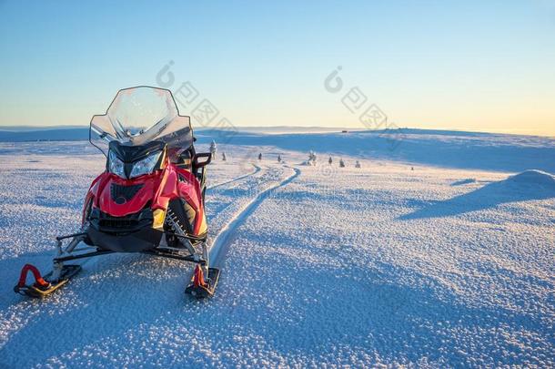 摩托雪橇采用一下雪的l一ndsc一pe采用L一pl一ndne一rS一一riselk一,F采用l