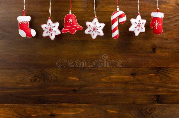 绞死圣诞节和新的年装饰向一木制的b一ckgroun
