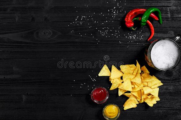 快餐为社交聚会,炸马铃薯条,墨西哥玉米片和调味汁:番茄番茄酱,小鼠