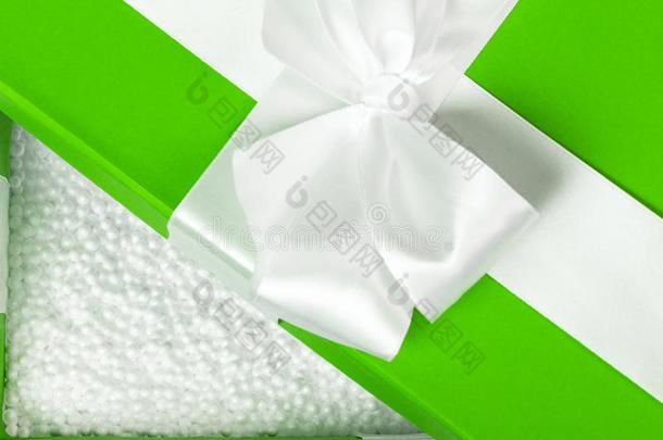 断开的绿色的认为盒满的和白色的泡沫聚苯乙烯杂乱.帕金